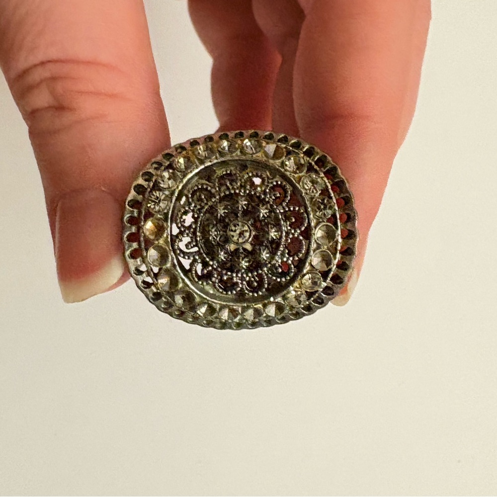 Adjustable dark, silver floral statement ring - Picture 1 of 3